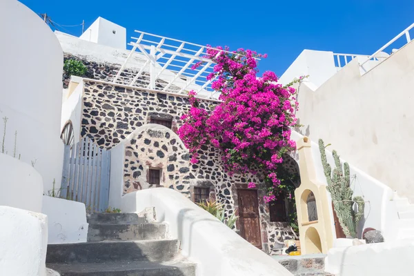 Traditionelles griechisches Haus aus weißgetünchtem Stein — Stockfoto