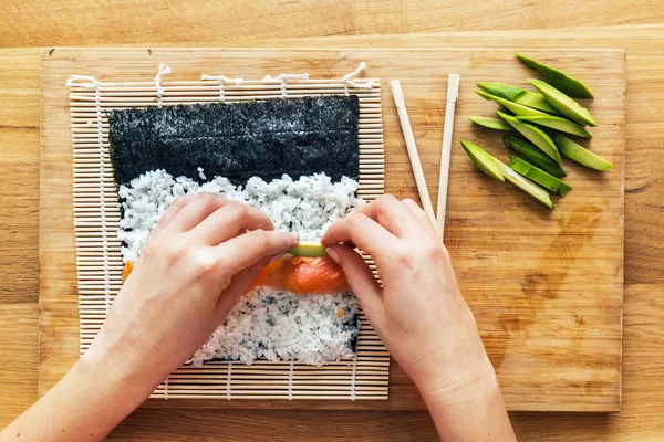 Ženské ruce přípravu sushi — Stock fotografie