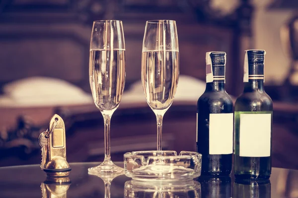 Champagne, glasses and antique — Stock Photo, Image