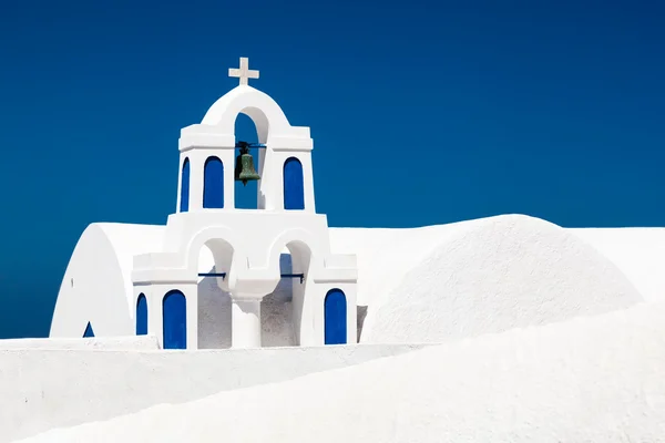 Eine weiße Kirche mit blauen Elementen — Stockfoto