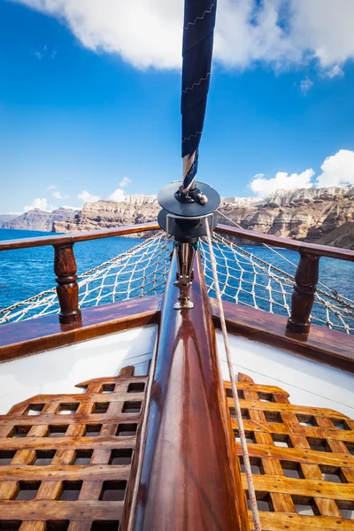 Traditional ship cruising on Aegean sea — Stock Photo, Image