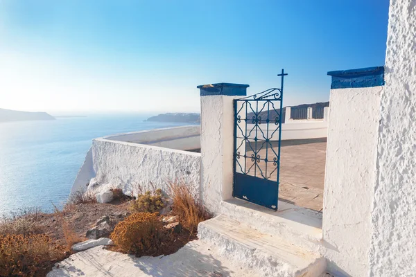 Puerta de una iglesia en Fira —  Fotos de Stock