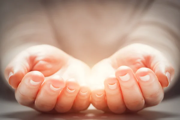 Luce nelle mani della donna — Foto Stock