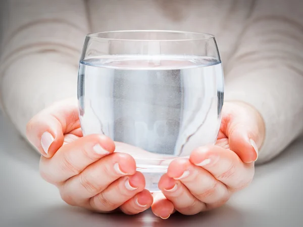 Um copo de água mineral limpa — Fotografia de Stock