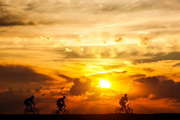 Τους φίλους σε ένα ταξίδι ποδήλατο το ηλιοβασίλεμα — Φωτογραφία Αρχείου