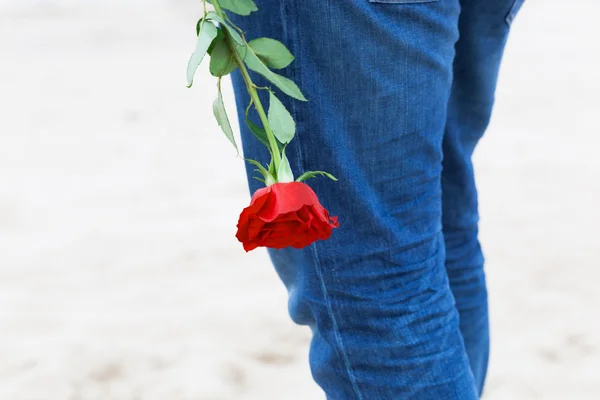 Man met een roos achter zijn rug — Stockfoto