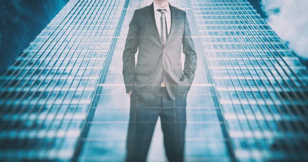 Reflexão de um homem de negócios no arranha-céu moderno — Fotografia de Stock