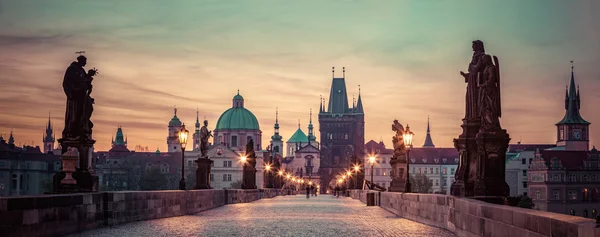 Charles Bridge ao nascer do sol — Fotografia de Stock