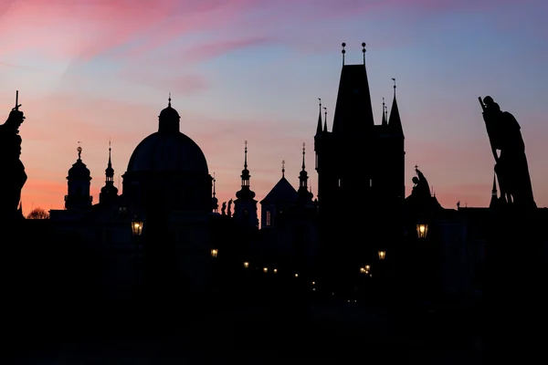 Charles Bridge ao nascer do sol — Fotografia de Stock