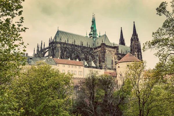 Castillo de Praga con la catedral de San Vito — Foto de Stock
