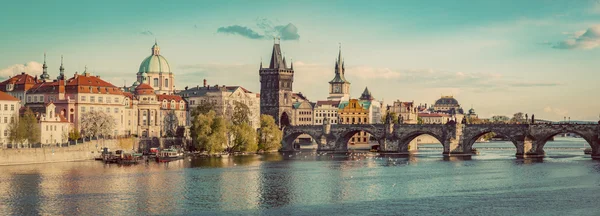 Panorama de Prague avec le pont historique Charles — Photo