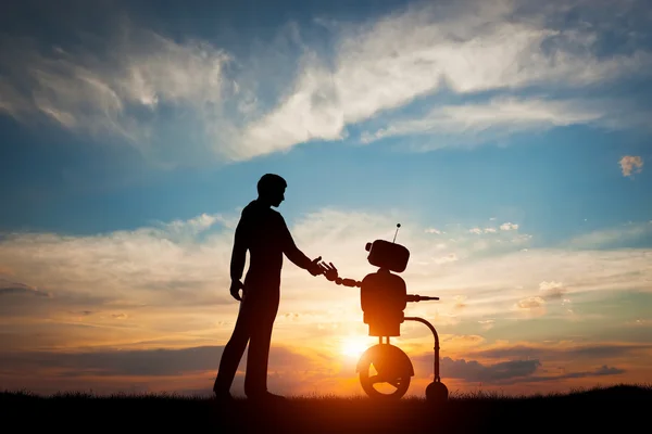 Uomo e robot si incontrano e si stringono la mano — Foto Stock