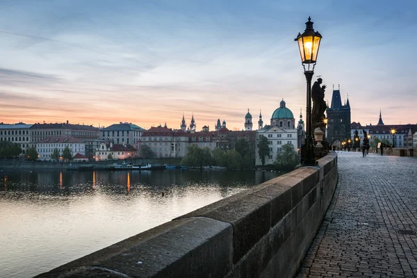 Charles Bridge ao nascer do sol — Fotografia de Stock