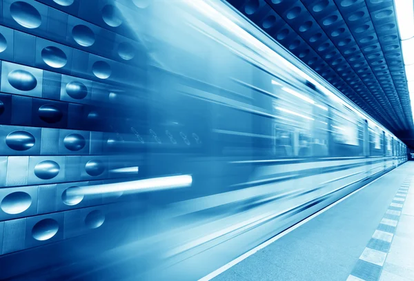 Подземный поезд, метро в движении — стоковое фото