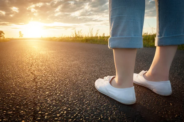 Mujer en zapatillas de deporte de pie en el camino de asfalto — Foto de Stock