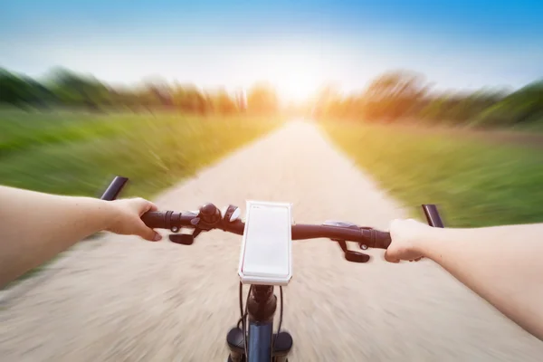 Rida en cykel första person perspektiv — Stockfoto