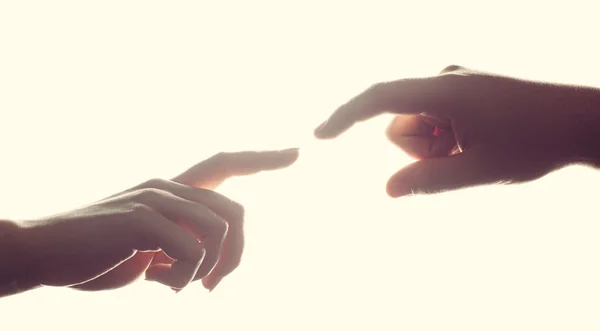 Birbirlerini ulaşan parmaklar — Stok fotoğraf