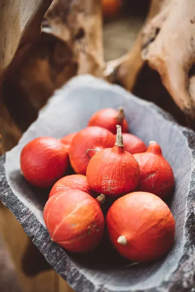 红色南瓜在乡村石碗里 秋季季节性食物与感恩节主题 — 图库照片