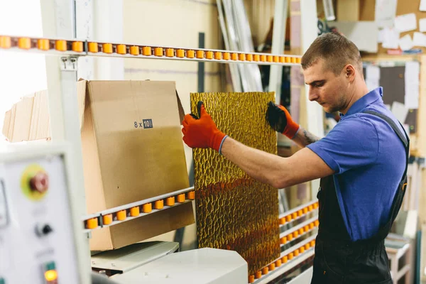 Glasermeister Bereitet Glas Der Werkstatt Vor Industrie Und Produktion — Stockfoto