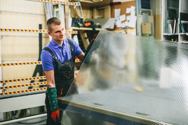 Trabalhador Glazier Segurando Grande Painel Vidro Oficina Indústria Produção Industrial — Fotografia de Stock