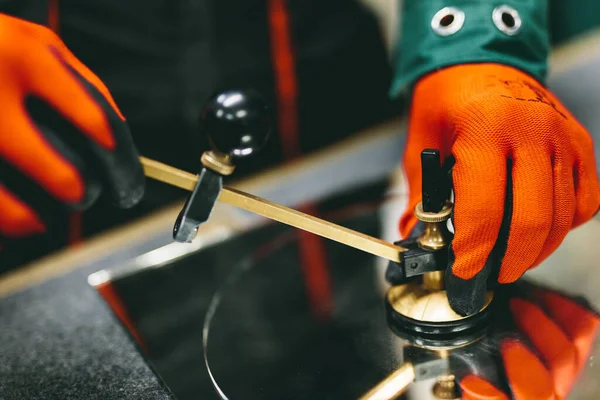 Glazier Pekerja Memotong Kaca Dengan Pemotong Kaca Kompas Bengkel Industri — Stok Foto