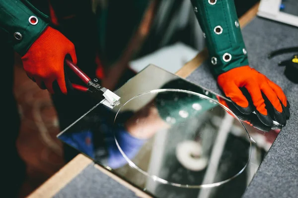 Glazier Pekerja Memotong Kaca Dengan Pemotong Kaca Kompas Bengkel Industri — Stok Foto
