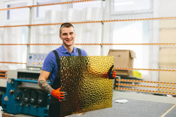 Trabalhador Glazier Segurando Vidro Oficina Indústria Produção Industrial — Fotografia de Stock