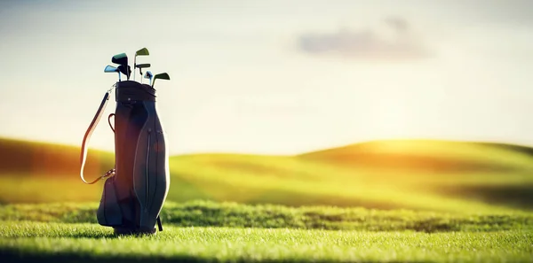 Golfschläger Der Tasche Golfplatz Resort Bei Sonnenuntergang — Stockfoto