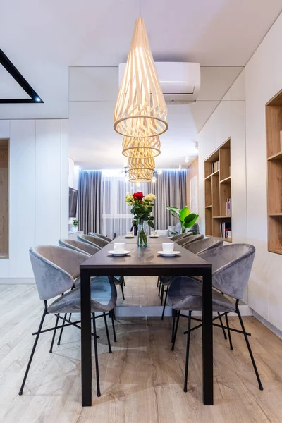 Table Dans Salon Dans Petit Appartement Moderne Design Intérieur — Photo