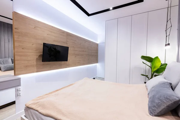 スタジオアパートで快適なベッド付きのモダンなベッドルーム インテリアデザイン — ストック写真