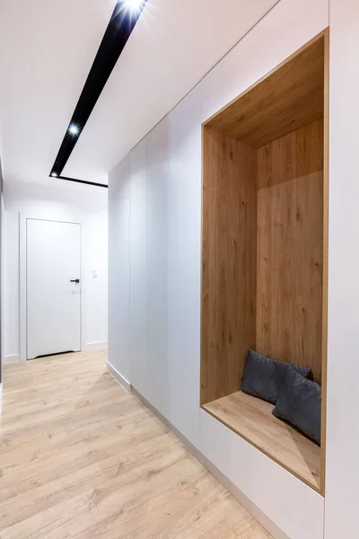 クローゼットとシート付きのモダンなデザインアパートの回廊 インテリアデザイン — ストック写真