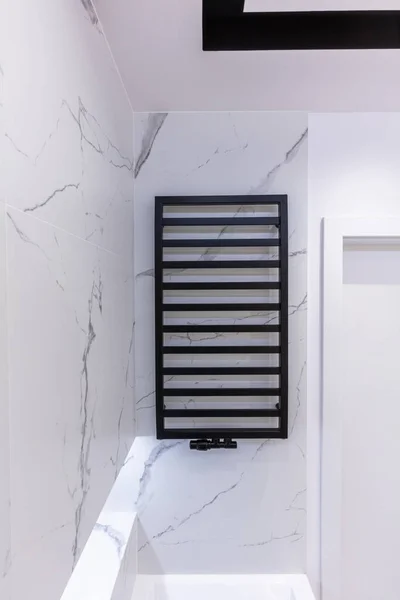 Topení Moderním Malém Koupelnovém Interiéru Světlý Styl — Stock fotografie