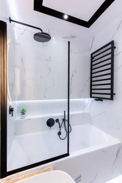 Fürdő Modern Kis Fürdőszobában Fényes Belső Kialakítás — Stock Fotó