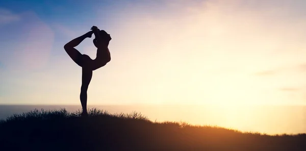 Mujer Yoga Posan Meditación Atardecer Zen Bienestar Cuidado Corporal —  Fotos de Stock