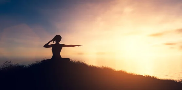 Frau Yoga Pose Meditiert Bei Sonnenuntergang Zen Wohlbefinden Und Körperpflege — Stockfoto
