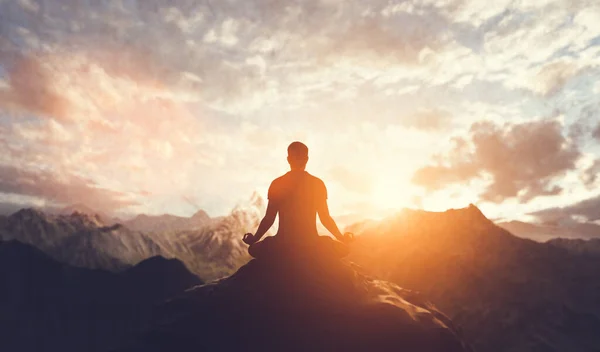 Hombre Yoga Posa Meditación Atardecer Zen Bienestar Cuidado Corporal — Foto de Stock