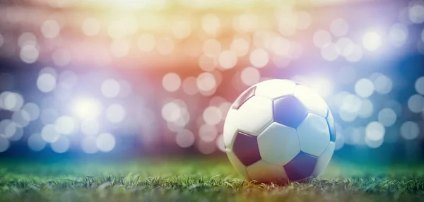 Fußballball Auf Dem Rasenplatz Stadion Abendspiel — Stockfoto