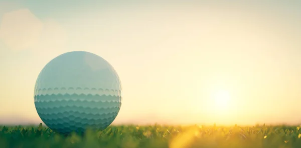 Golfball Auf Gras Sonniger Blauer Himmel — Stockfoto