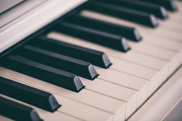 Keyboard Piano Putih Klasik Close — Stok Foto