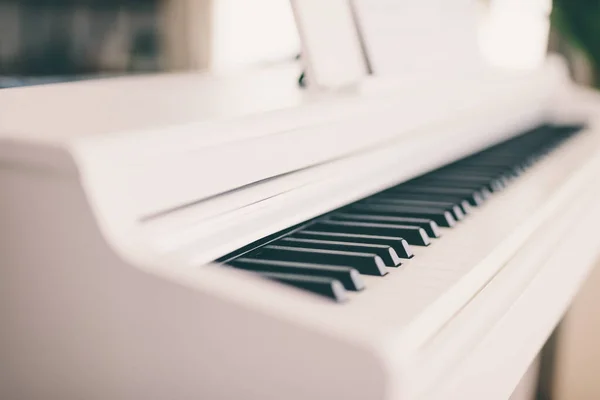 Keyboard Piano Putih Klasik Close — Stok Foto