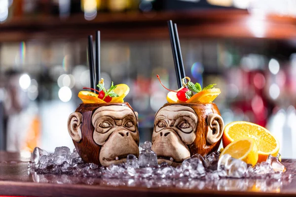 在酒吧柜台上的猴子杯子里放着可可可乐果 里面有新鲜水果 — 图库照片