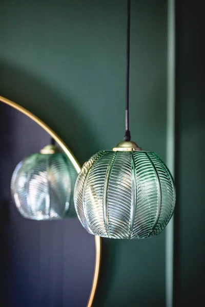 Elegante Retro Lamp Hangend Naast Een Spiegel Aan Donkergroene Muur — Stockfoto