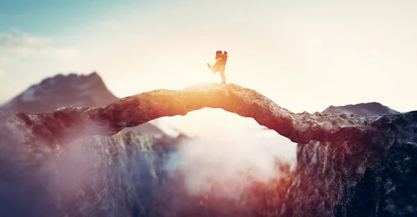 Пара Зустрічається Півдорозі Гірському Мосту Концепція Любові Возз Єднання Ілюстрація — стокове фото