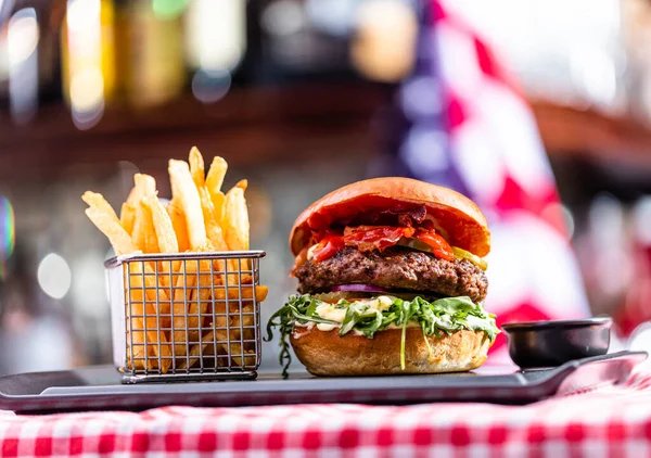 Burgare Och Pommes Frites Amerikansk Restaurang Premium Snabbmat — Stockfoto