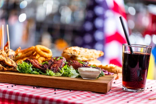 Grillad Snacksplatta Serverad Amerikansk Restaurang Lökringar Kyckling Etc — Stockfoto