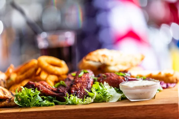 Grillad Snacksplatta Serverad Amerikansk Restaurang Lökringar Kyckling Etc — Stockfoto