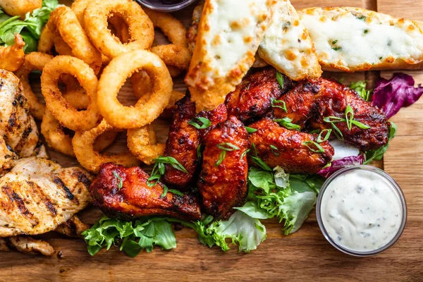 Grilled Snack Plate Served American Restaurant Onion Rings Chicken Etc — Stock Photo, Image