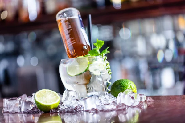 Coctail Birra Margarita Stile Americano Vetro Cranio Sul Bar Media — Foto Stock