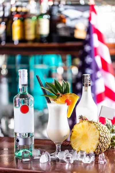 Pina Colada Coctail Bardisk Med Färska Pinapple Och Alkoholflaskor — Stockfoto