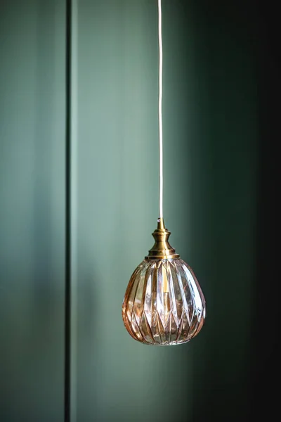 Elegante Retro Lamp Hangend Tegen Een Donkergroene Muur Interieurontwerp Huisenscenering — Stockfoto